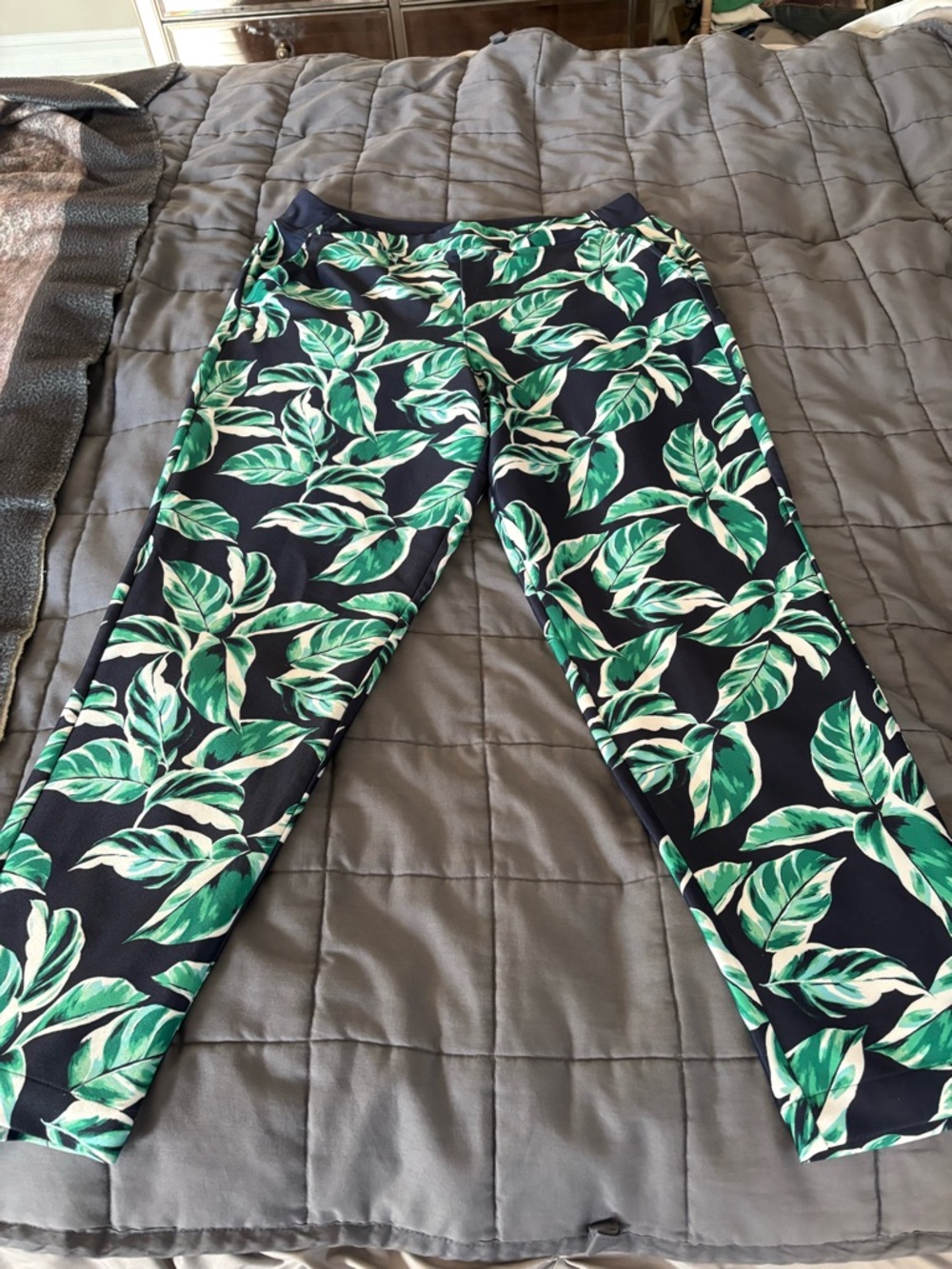 Tommy Bahama Navy Waistband Active Leggings with Green Leaf Accents